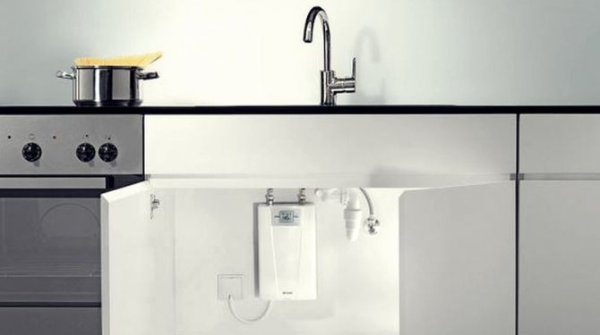 Водонагреватель под раковиной